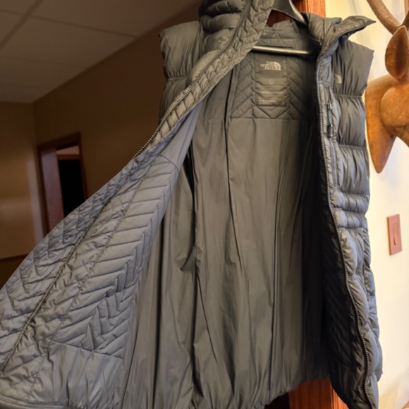 Women's Black North Face Vest - Size Large - Picture 3 of 3